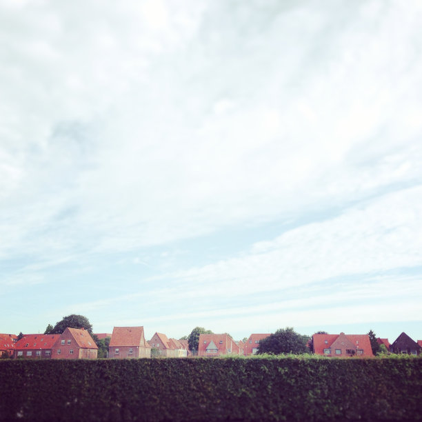 红色的房子和地平线图片下载