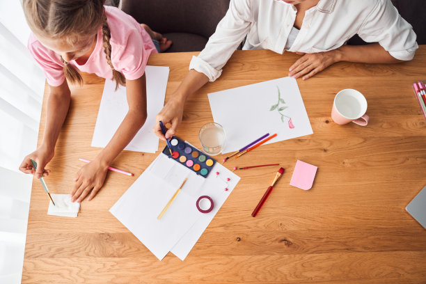 母亲和她的孩子在一起图片下载