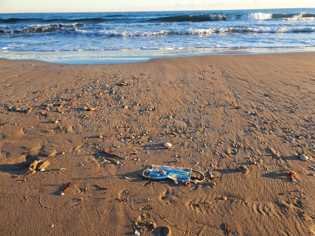 新冠肺炎口罩污染海滩图片下载