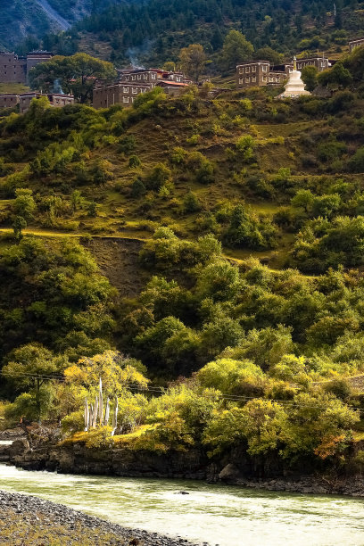 中国四川省西部日出下美丽的草原和牧场图片下载