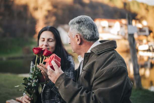 快乐的老年情侣在湖边浪漫约会图片下载
