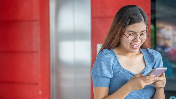 中国年轻女子用智能手机发短信图片下载