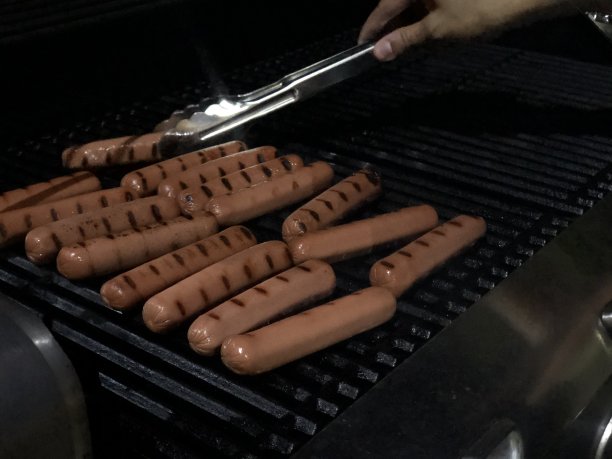 烤架上烤香肠图片下载