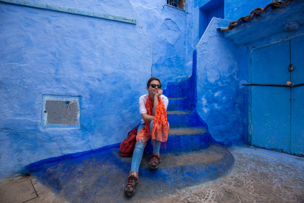 摩洛哥Chefchaouen市狭窄的街道和蓝色的房屋。图片下载