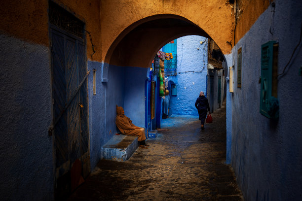 摩洛哥Chefchaouen市狭窄的街道和蓝色的房屋。图片下载