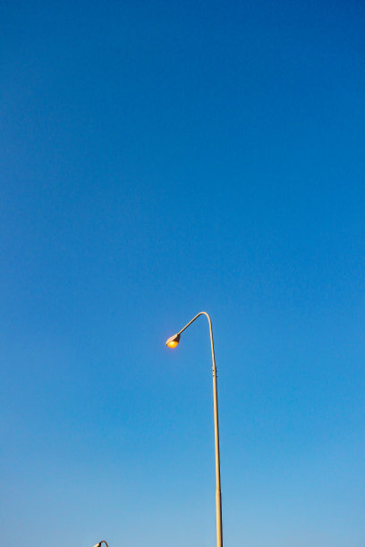 带有蓝天背景的路灯图片下载