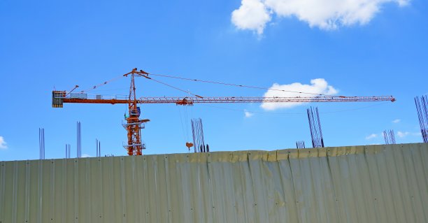 在蓝天背景下施工塔吊图片下载