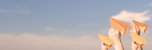双手向上抛出信息，就像纸飞机一样。图片下载