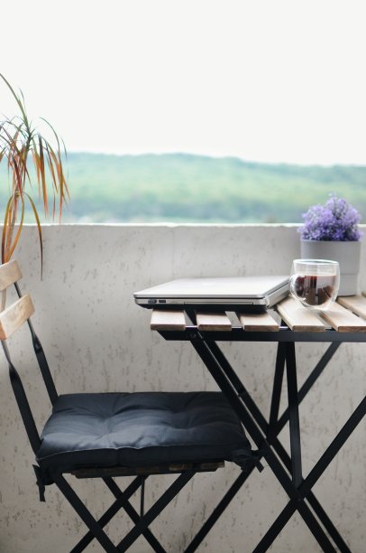 在新鲜空气下工作。早上在阳台上。居家办公远程学习图片下载