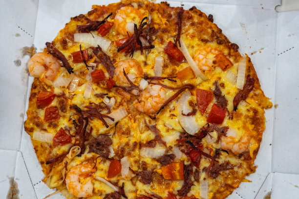 俯视图照片猪肉肉干和虾披萨图片下载