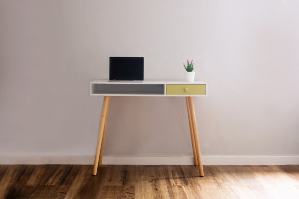 现代的工作空间，笔记本电脑和桌上的花图片下载