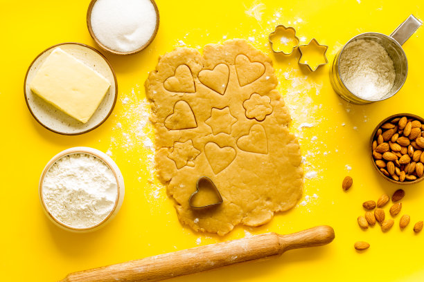 心形饼干切在面团上，俯视图图片下载