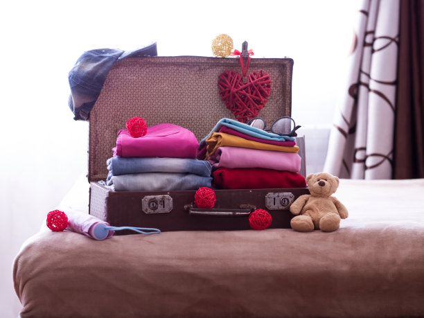 一个装满衣服的旧旅行箱。旅行的概念。度假时收集的复古行李箱。旅行的概念。旅行。图片下载