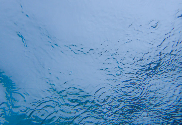 雨滴落在海面上图片下载