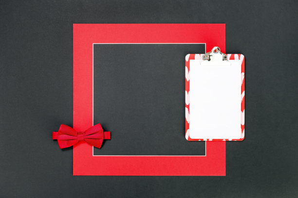 红领结和便签平躺在2月14日图片下载