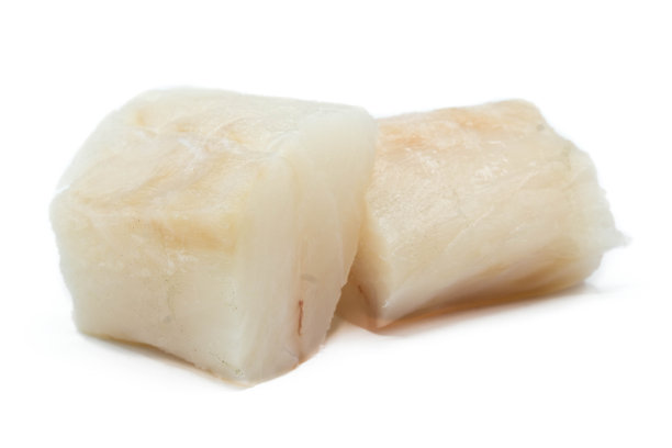 白色背景上孤立的鳕鱼片图片下载