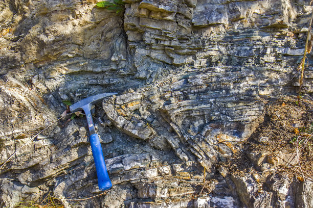 地质锤敲击岩石图片下载