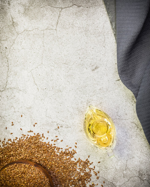 亚麻籽油，亚麻籽，调味汁中的欧米伽-3和脂肪酸在天然灰色混凝土背景上图片下载