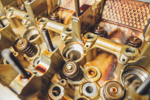 某汽车变速器的铁变速箱的传动链及零件的拆卸、修理。图片下载