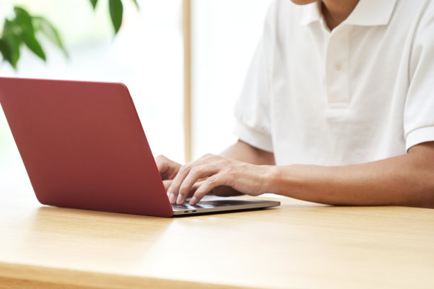 亚洲男人在家工作图片下载