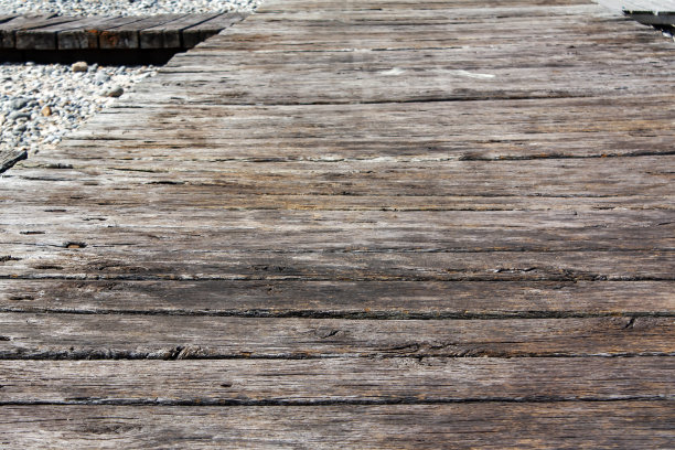 卵石滩上的木板小路图片下载