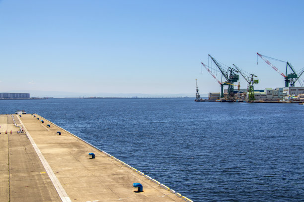 有系柱的港口码头图片下载