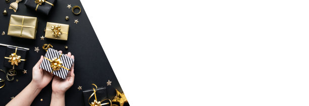 圣诞新年庆祝概念，手持金色礼品盒和饰品图片下载