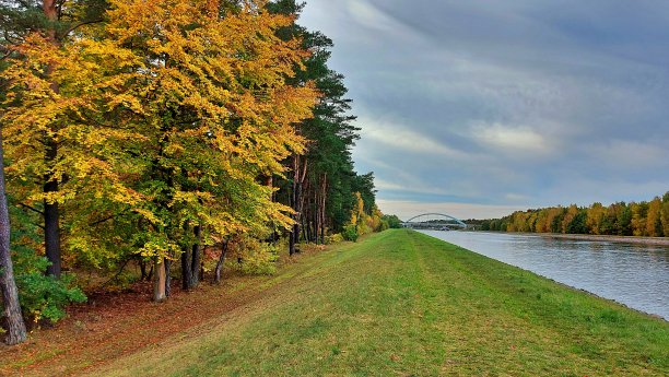 奥得·哈维尔运河上的色彩斑斓图片下载