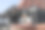 在住宅楼的背景下，一个男人手里拿着房子的钥匙。买房和租房的概念。图片下载