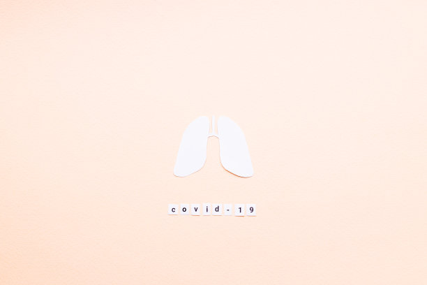 Covid或冠状病毒药物概念。粉红色背景上的肺符号。外太空。新冠肺炎和covid-20概念图片下载