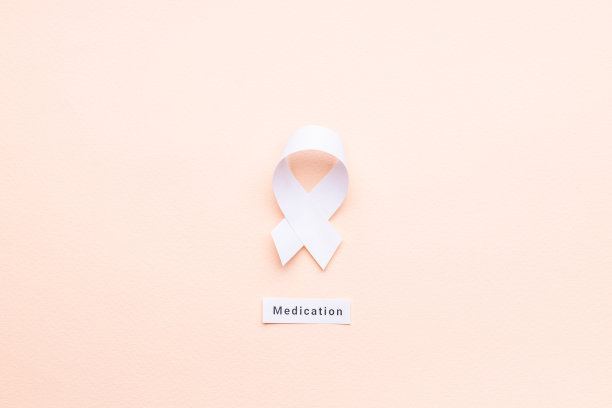 肿瘤和疾病符号和文字药物在粉红色的背景上被剪掉。以上的观点。外太空图片下载