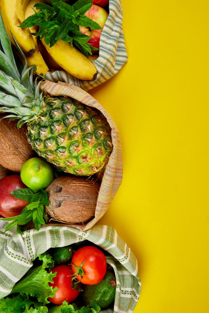 黄色背景的有机水果和蔬菜生态购物袋。图片下载