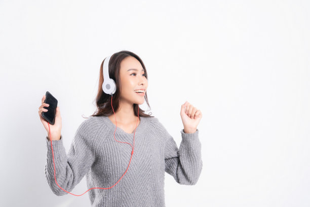 女人正在听音乐。图片下载