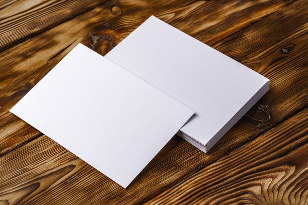 棕色木质背景的白色名片图片下载