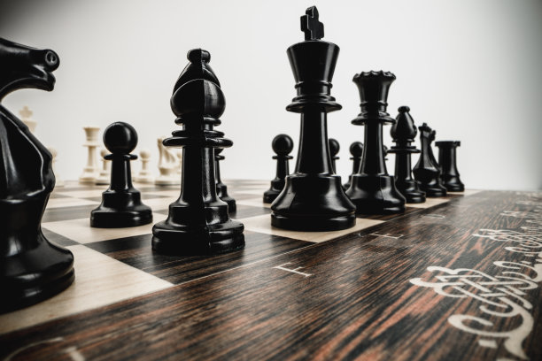 在国际象棋棋盘上的棋子的微距照片图片下载