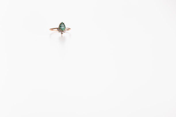 蓝宝石订婚戒指图片下载