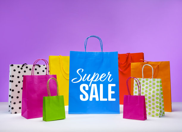 彩色纸袋购物和礼物。图片下载