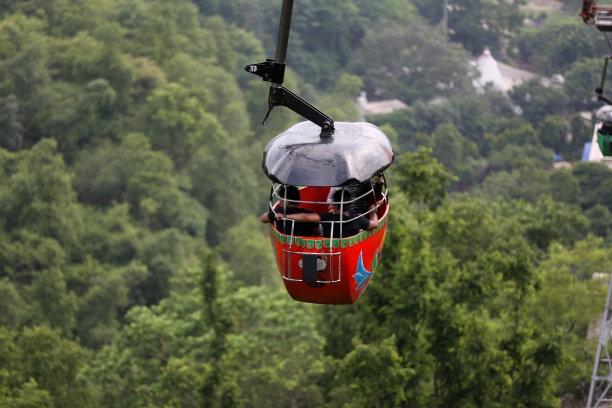 通往印度哈尔德瓦尔曼萨德维的索道(Udan Khatola)。图片下载