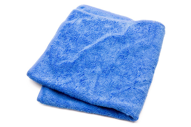 蓝色的超细纤维布孤立在白色的背景和剪切路径图片下载