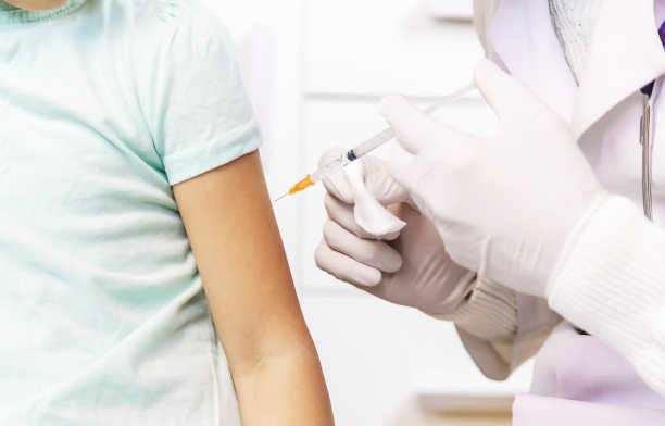 医院里医生给孩子接种的疫苗。有选择性的重点。图片下载