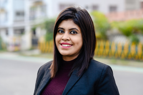 年轻女商人在户外的肖像图片下载