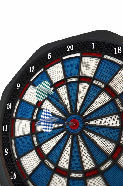 玩飞镖。带省道的孤立照片图片下载