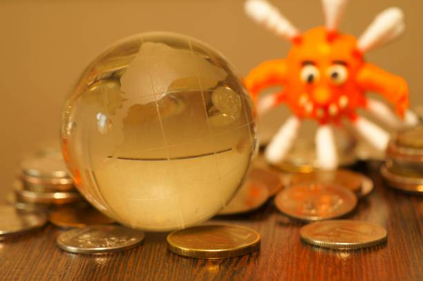 桌子上的一个小玻璃球。图片下载