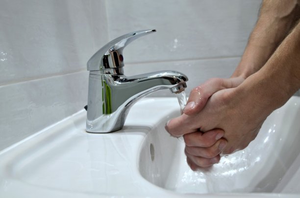 在水龙头下洗手，保持健康图片下载