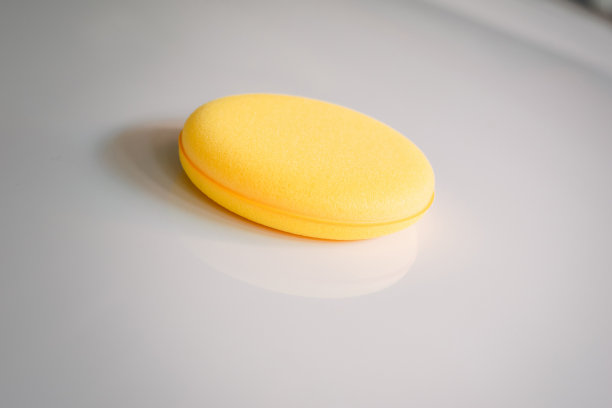 黄色海绵抛光清洗汽车图片下载