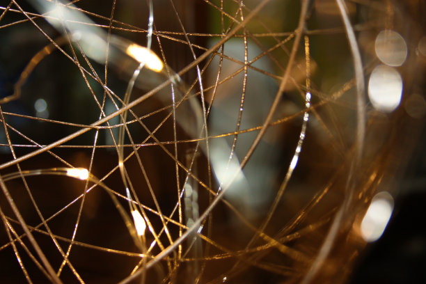 抽象的艺术构成圣诞假期用铜线和浪漫的明亮灯光在黑暗的夜晚室内的房子图片下载