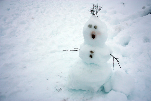 可爱的雪人在白雪皑皑的山顶上有冬天的风景图片下载