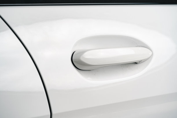 现代豪华轿车的门把手关闭图片下载
