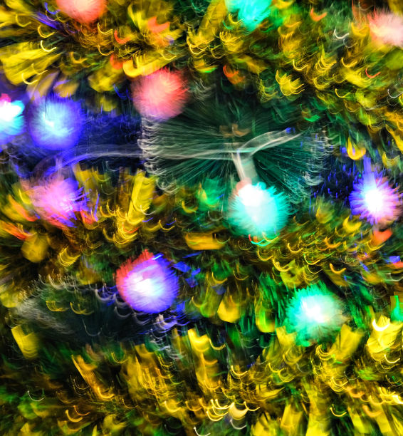 模糊抽象运动背景。圣诞树。明亮的幻想发光的模板。分形艺术品与灯光效果的创意平面设计图片下载