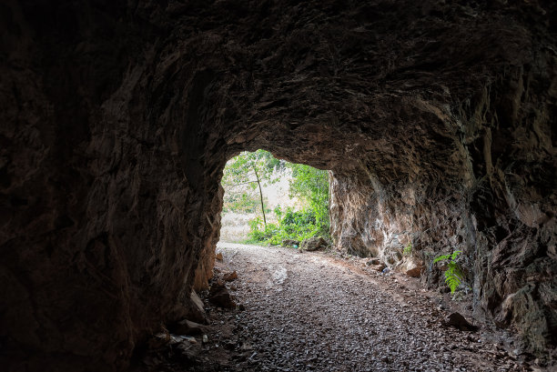 前往马来西亚怡保的塔斯克赛敏或镜湖的洞穴隧道图片下载
